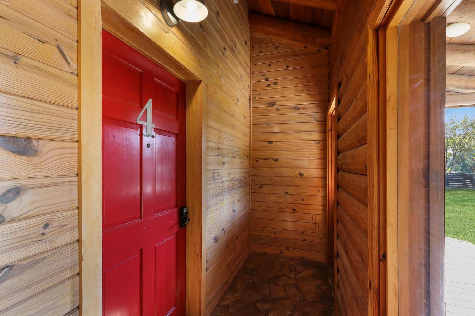Holiday home Log And Suites- Unit 4
